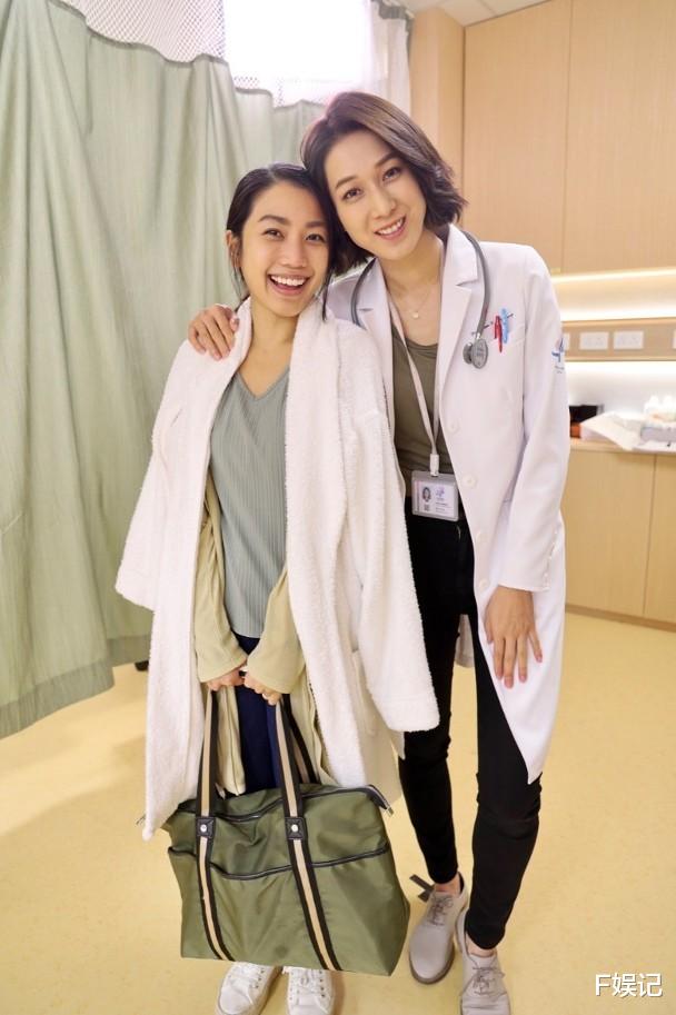 秦沛|姜丽文和爸爸哥哥在家开心吃饭 秦沛在子女身边露出幸福的笑容