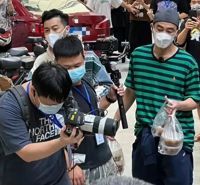 陈小春|大湾区哥哥录真人秀扰民，陈小春带队登门道歉，手写致歉信显诚意