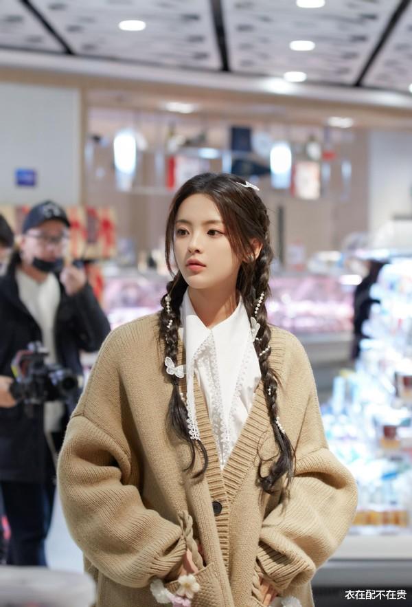 杨超越|杨超越新发型被赞，将蝴蝶珍珠编进麻花辫，不仅娇美，还很显新潮