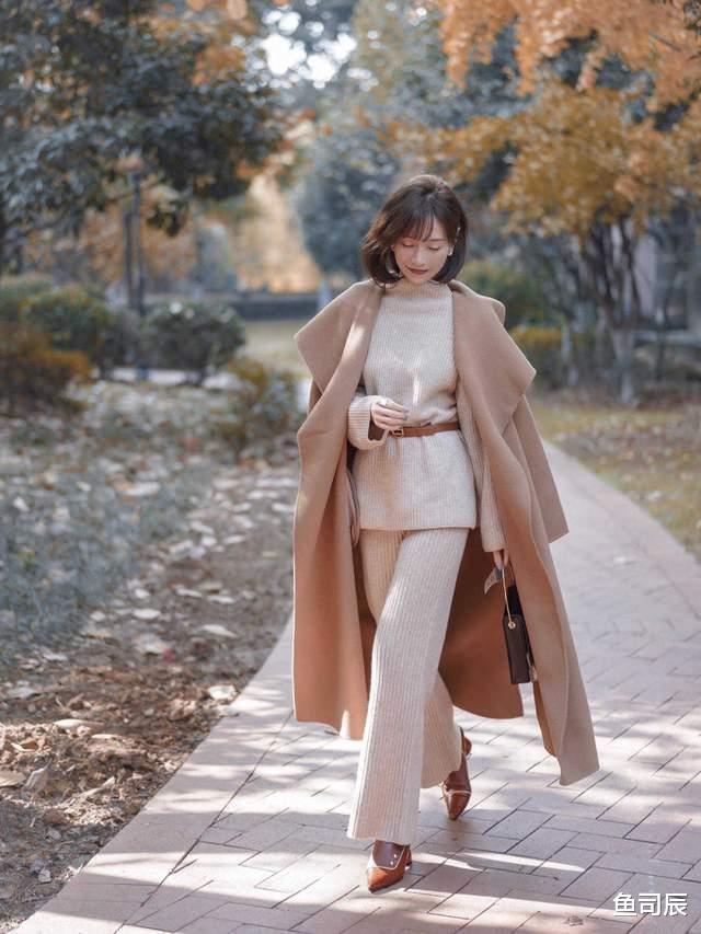 鱼司辰 40+的女性秋冬穿搭指南，一件大衣让你提升气质又减龄，高级洋气