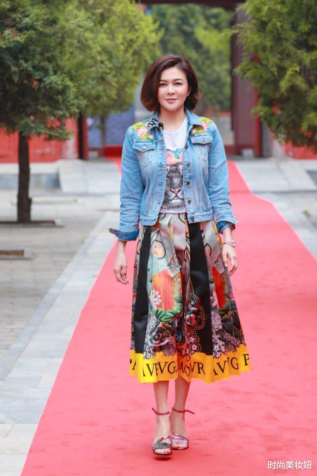 |58岁关之琳真有少女感，穿印花连衣裙配短发，哪像是奶奶辈的人