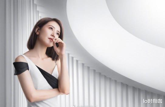 lo时尚咖|40+的高圆圆的颜值“逆生长”，穿拼接裙气质太高贵，美得不像话