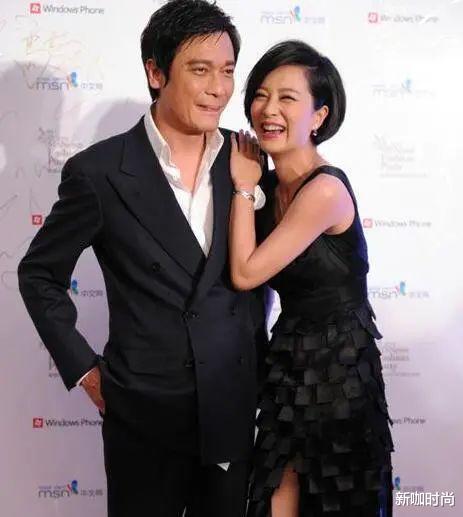 短发|罗嘉良小12岁娇妻真会打扮，短发配黑裙，高级感满满！