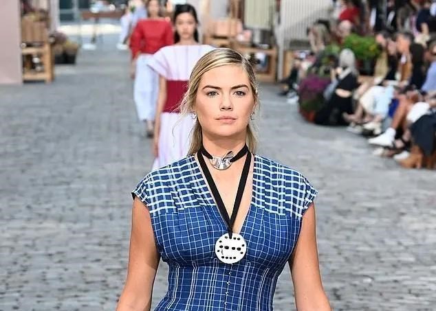 清浅微笑的我|外国女星的花期真短！红极一时的性感模特29岁街拍已经很显老