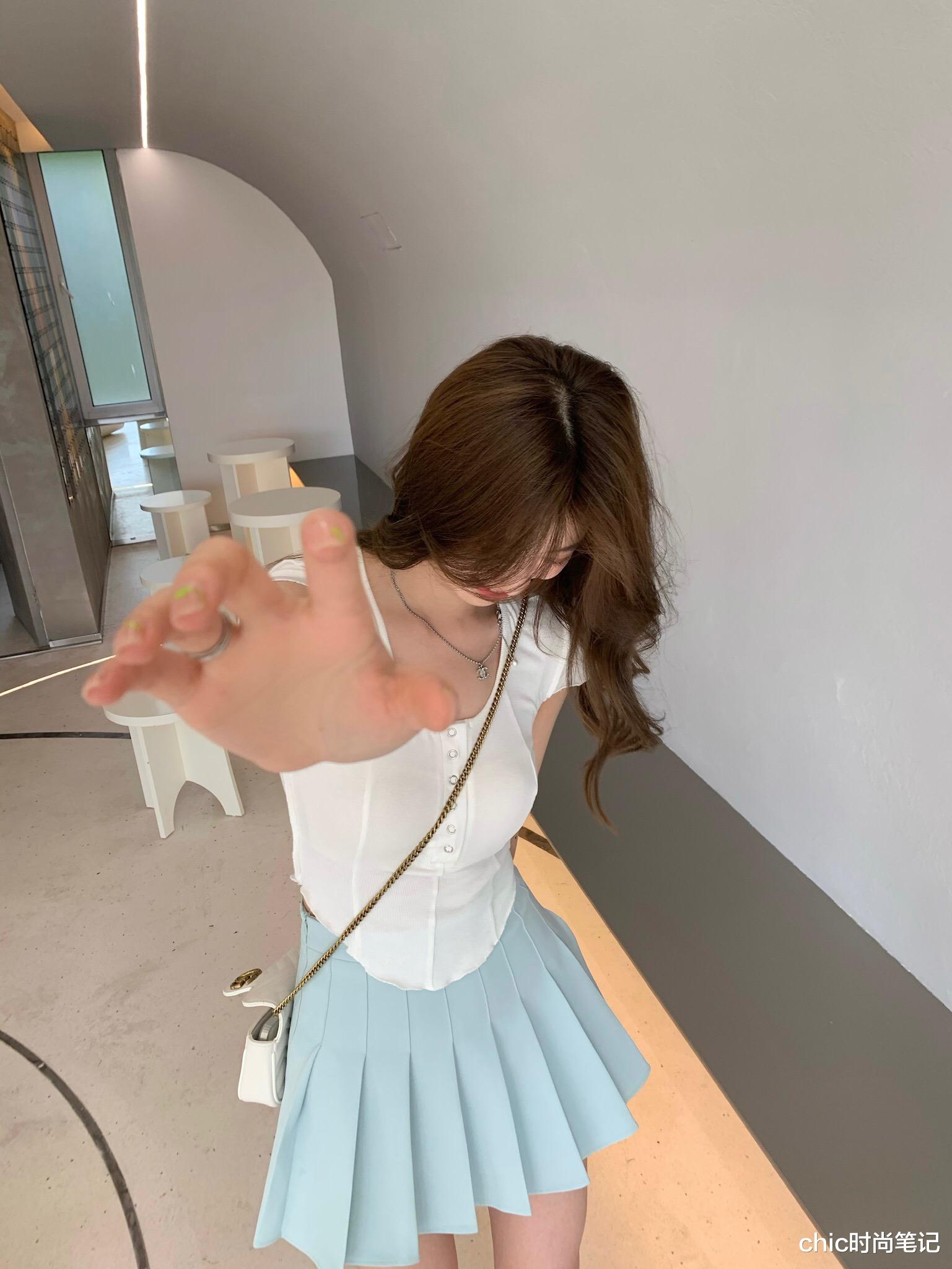 chic时尚笔记|杨幂穿百褶裙上热搜，网友惊呼：一点不像孩子妈