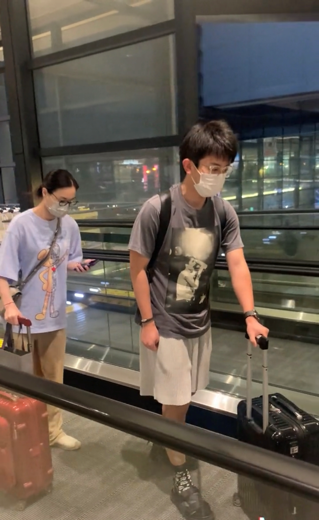 巩俐|35岁吴敏霞挺孕肚现身，小腹隆起四肢仍纤细，CEO老公行为引争议