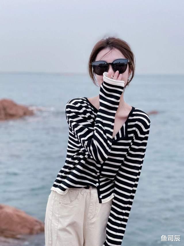 鱼司辰|气质不分年龄，蕾丝小开衫＋卡其色短裤，性感又有女人味