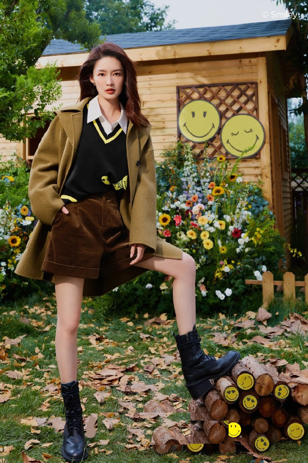 李沁|李沁真美,浅蓝色衬衫配牛仔短裙,清新时尚很有格调。