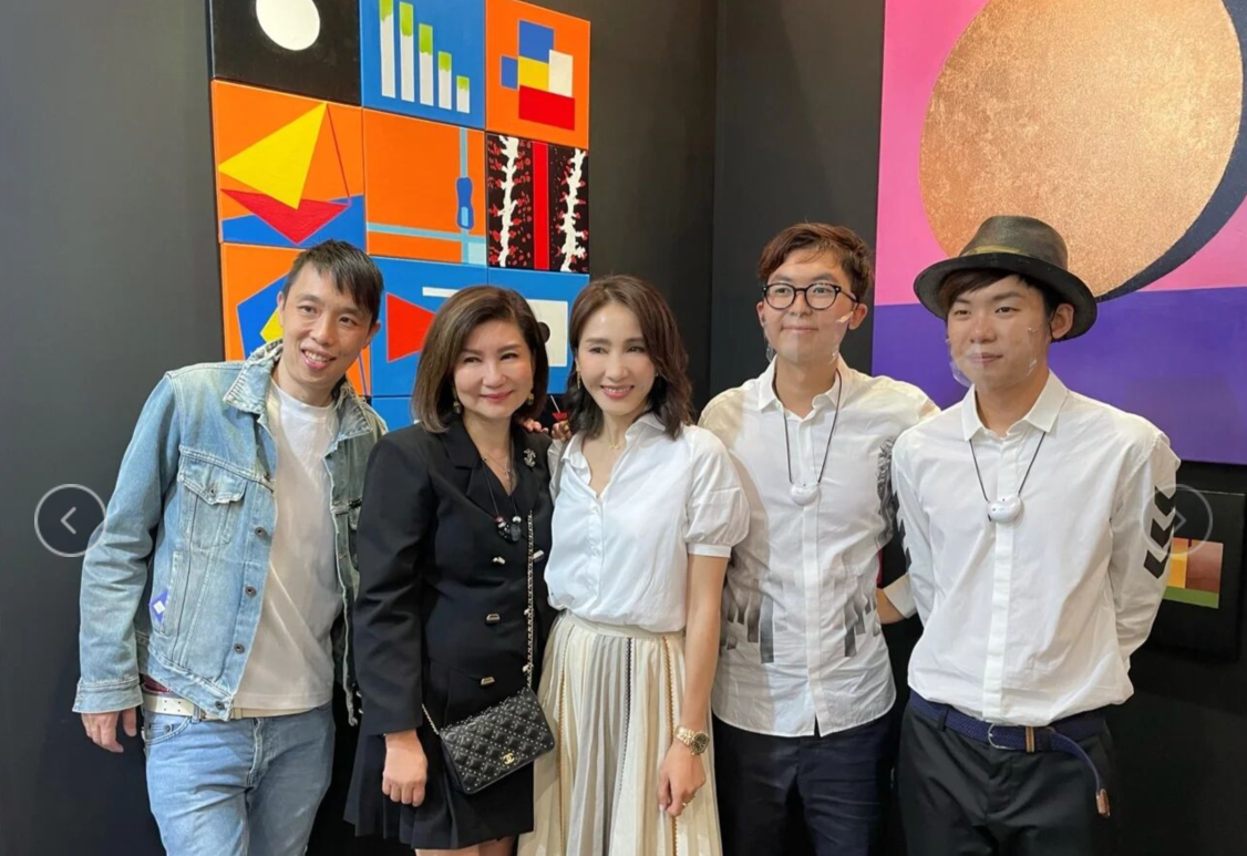 钟楚红|钟楚红黎姿合体看画展，61岁钟楚红身材发福臃肿，模样大变认不出