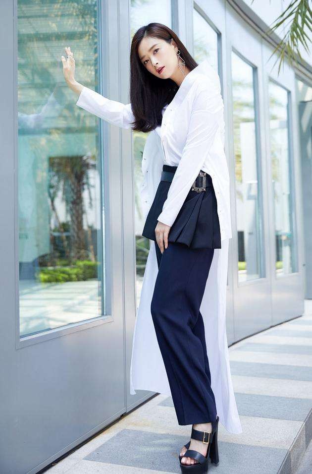 蒋欣|蒋欣看起来一点不像130斤，穿茧型大衣巧藏肉，剪短发嫩成高中生