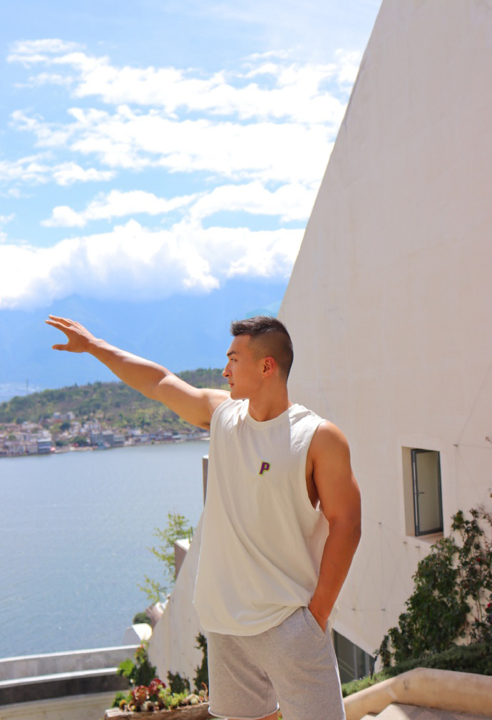 穿衣搭配 曾经的兵哥哥，如今的肌肉模特，满身肌肉搭配清爽短发，真帅气！