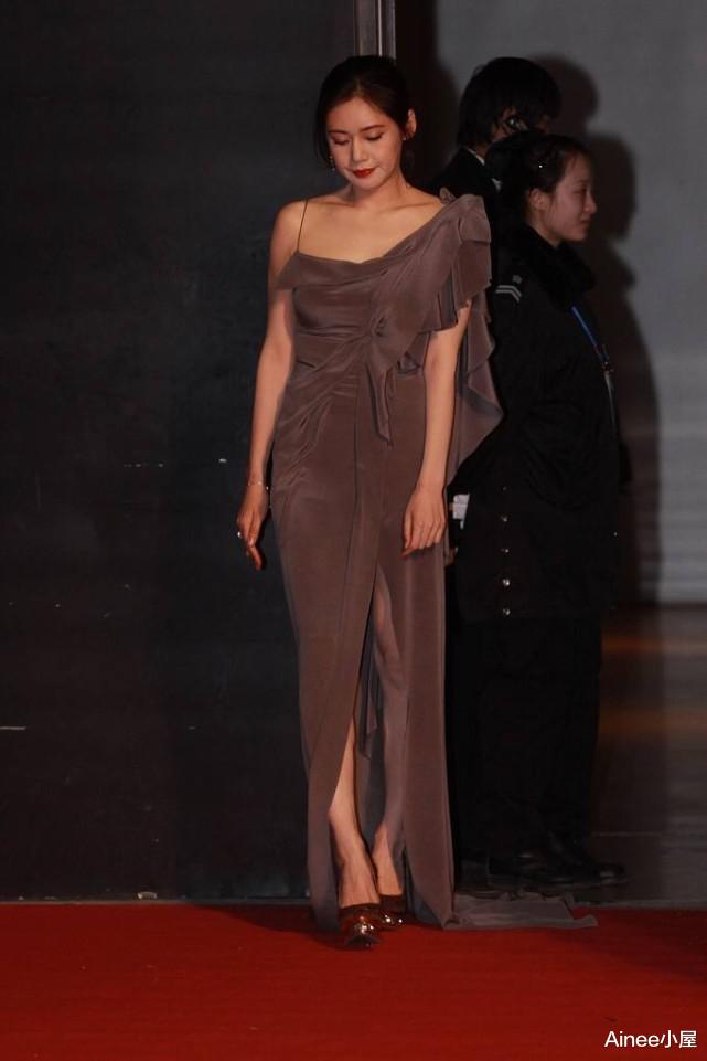 秋瓷炫|秋瓷炫真是风韵犹存的女人,穿紫色长裙温柔妩媚,V领挺加分