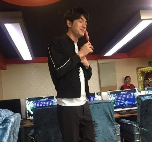 林更新|林更新太好偶遇了！网吧夜宵摊小卖部都被拍到，无修图真的一绝