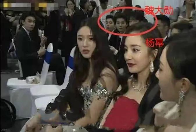 杨幂|幂女王上杂志宣布地下情玩完，小狼狗不求名分仍被甩只因毫无价值