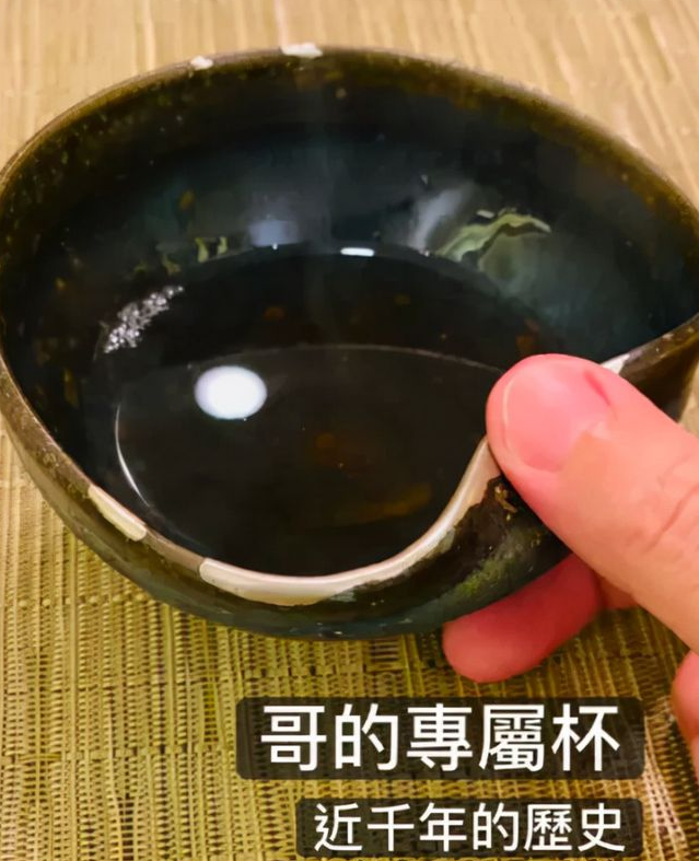 周杰伦|周杰伦被质疑炫富，与妈妈喝74年的红酒，一把椅子价格超300万