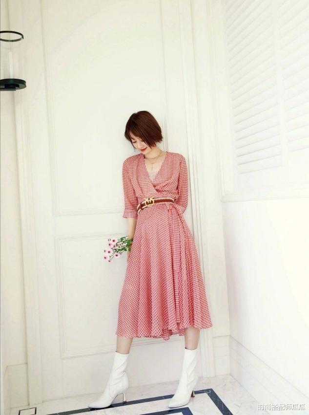 时尚搭配师瓜瓜|?奔四的女人,尽量不要短袖配牛仔裤,学马伊琍这样穿,谁穿谁好看