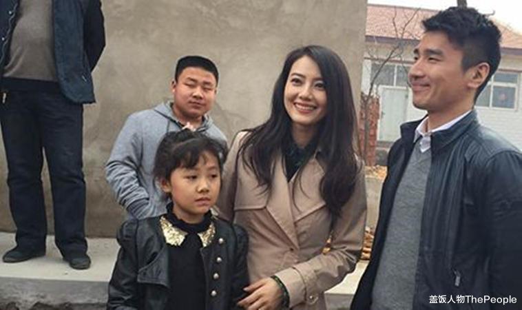 玉米|明星回村“土味现形记”：舞台上有多光鲜亮丽，回家就有多接地气