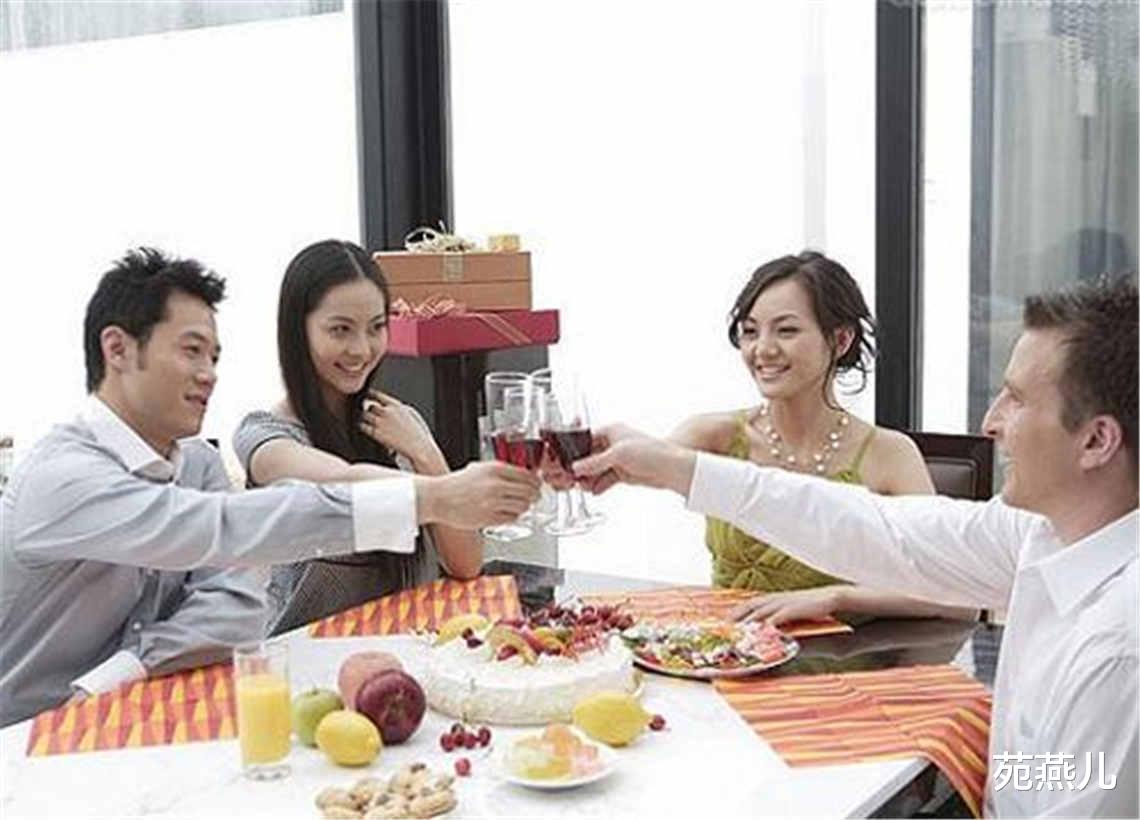 聚餐|公司聚餐同事喝得烂醉,领导说离他远点,几年后发现领导看人太准