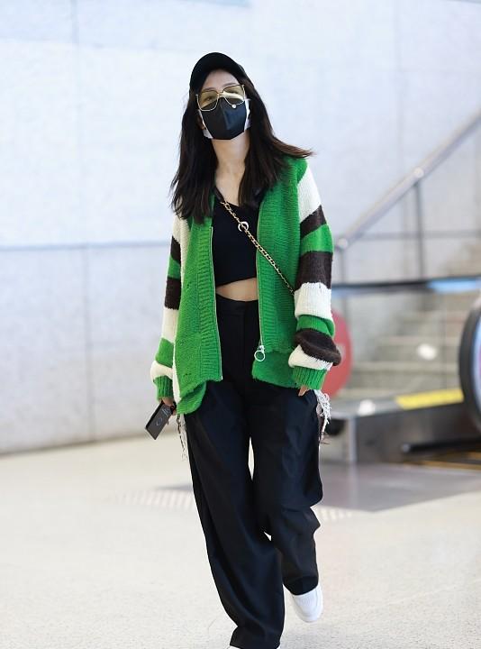 波波的时尚 佟丽娅离婚后变化大到认不出，全黑LOOK化身“暗黑少女”，超美