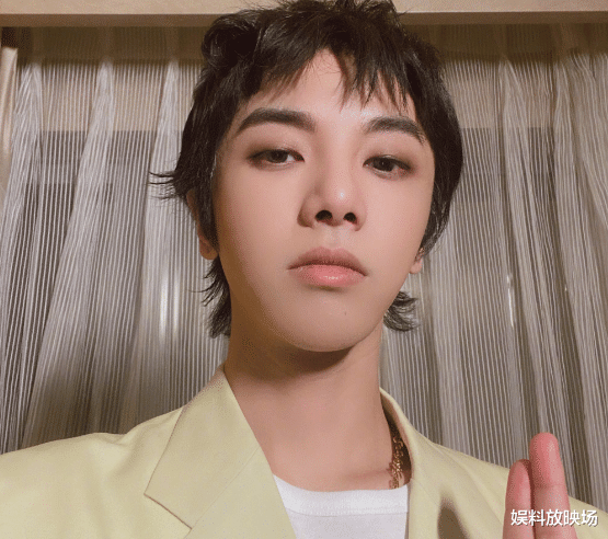 华晨宇|华晨宇为何总是留刘海，掀起刘海后瞬间明白，狼狗系男友我爱了