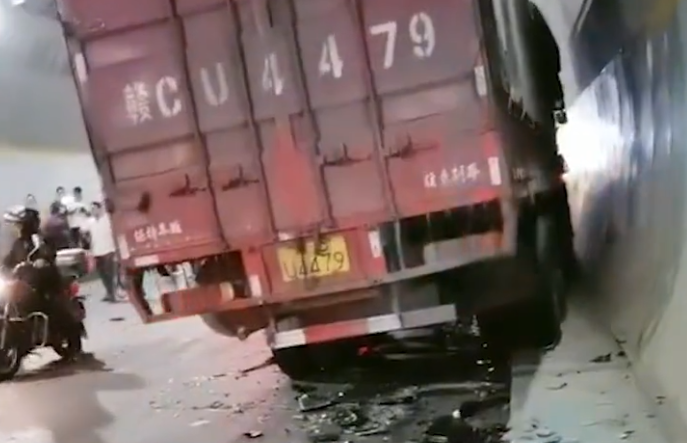 民间故事 揪心！江西一小车隧道内逆行出车祸致4死1伤