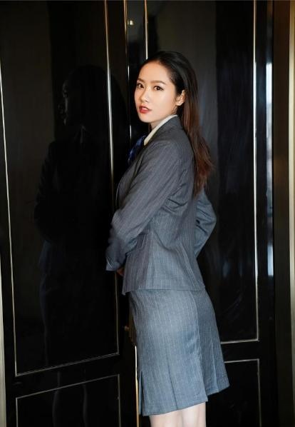 职业装|“职业装”这样穿，精致又简洁，你get到了吗？