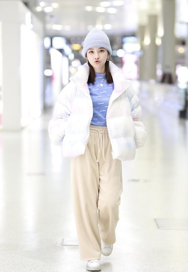 冯提莫|冯提莫还是那么的可爱，机场照不像是网红，颜值耐打气质甜