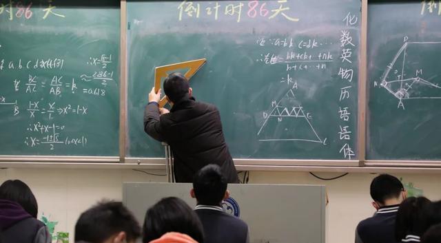 教师|被校长约谈后，江苏宿迁24岁男教师跳河身亡，班级倒数成为原因！