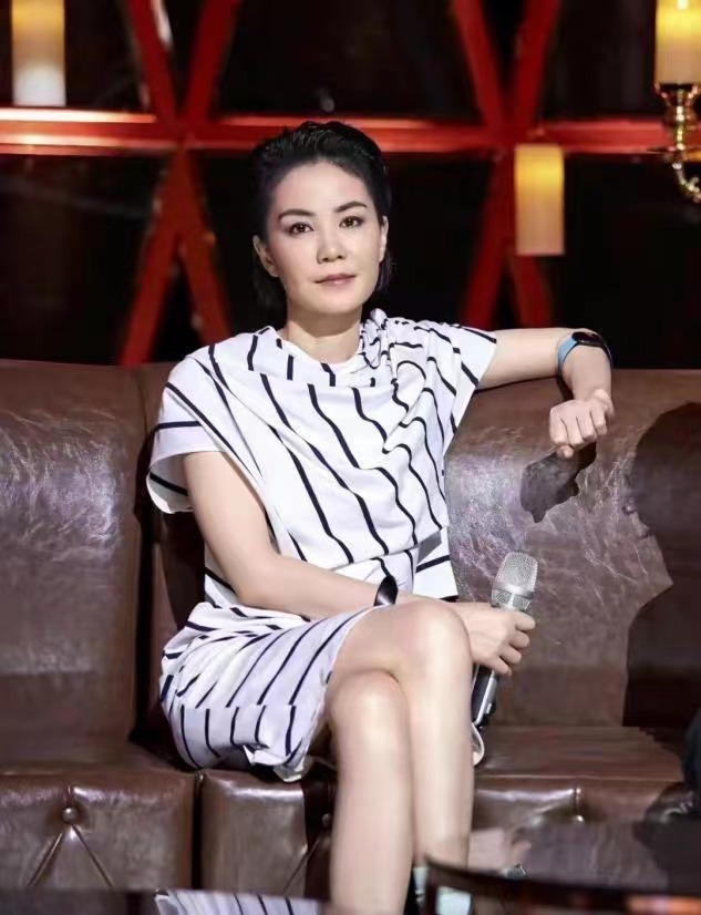 穿衣搭配|王菲向来随性惯了，穿家居服光脚拍大片，短发配淡妆出镜哪像52岁