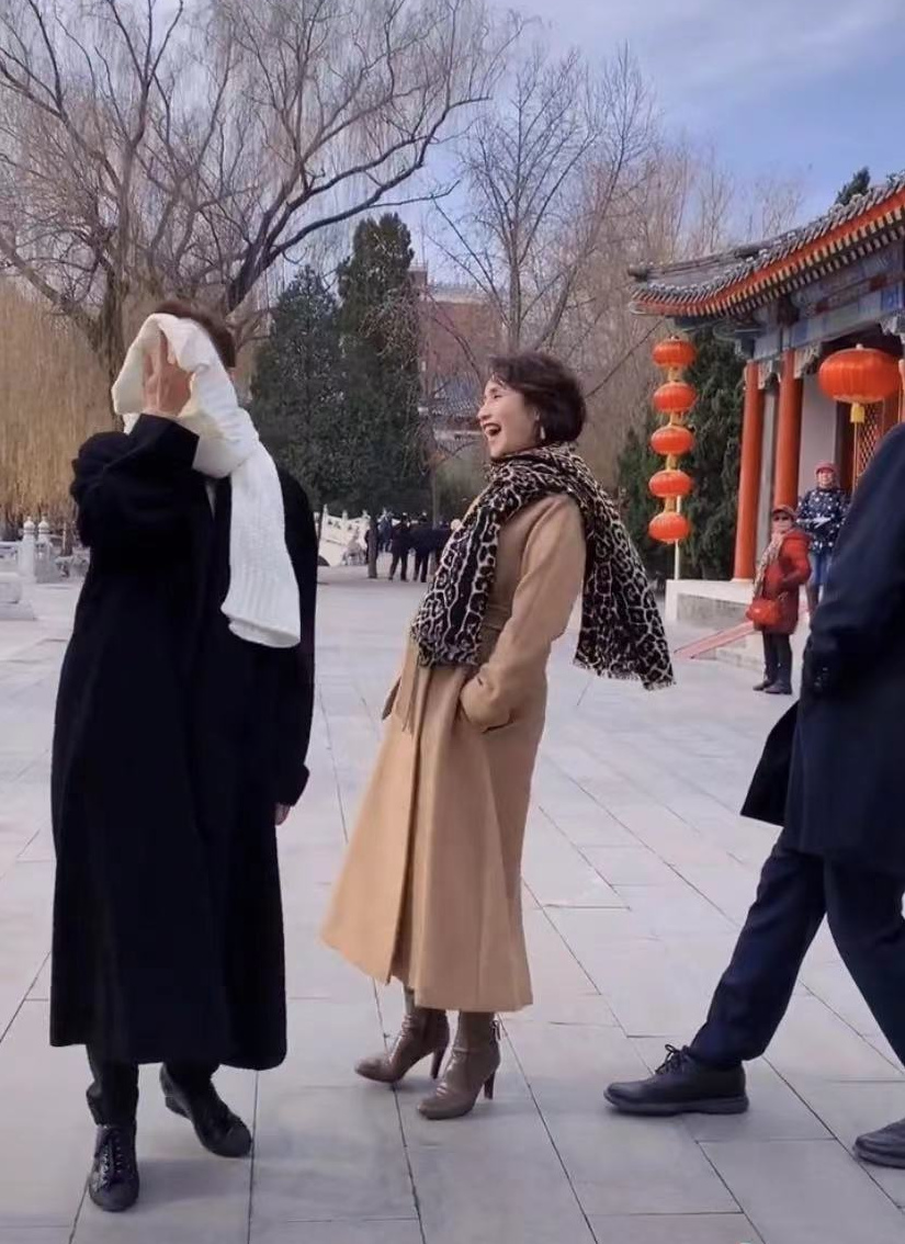 迪丽热巴|央视主持街头走秀！徐俐走猫步风情万种，朱迅霸气，吴鹏冷得哆嗦