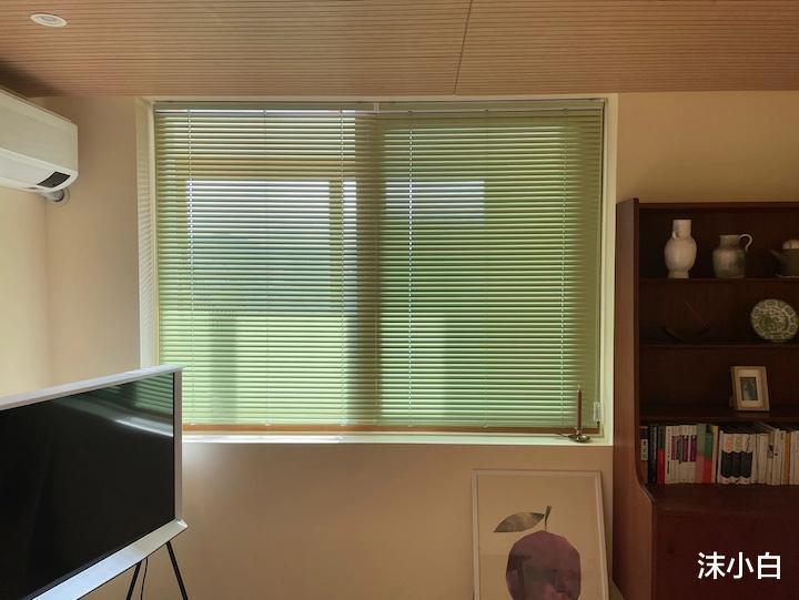 |晒她80小房子，主卧改成客厅，自己睡4㎡房间，开门就躺下！爱了