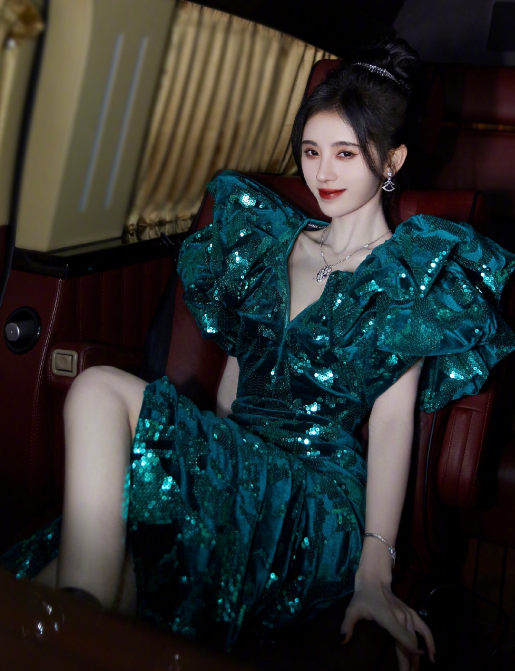 王俊凯|鞠婧祎新剧《花戎》路透流出，终于抛弃半永久妆容，造型惊艳