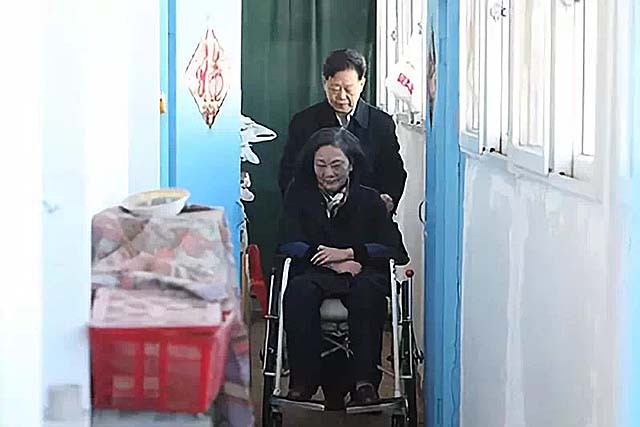 新婚夫妻遭遇地震,妻子高位截瘫终身不育,飞行员丈夫不离不弃