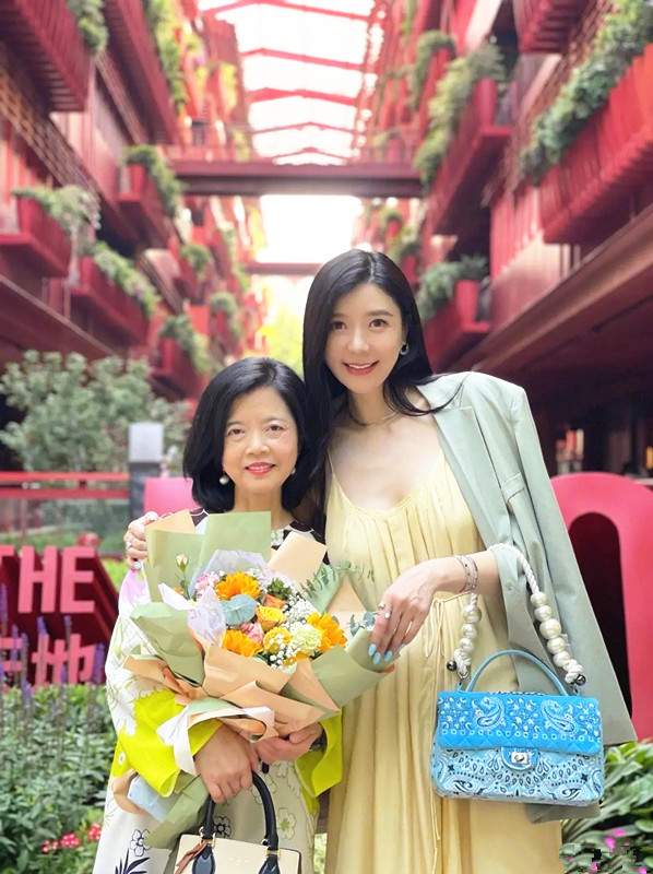 全球时尚号|“冷月女神”周韦彤真敢穿,西装配连体裤凹造型,超模身材抢镜