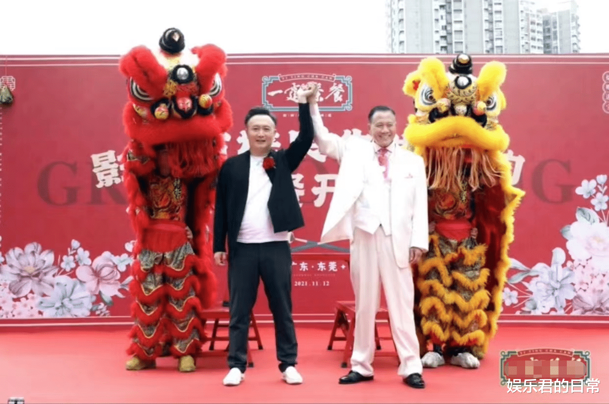 万梓良|64岁万梓良现身开业仪式，牵住女主持的手亲密共舞，对方满脸尴尬