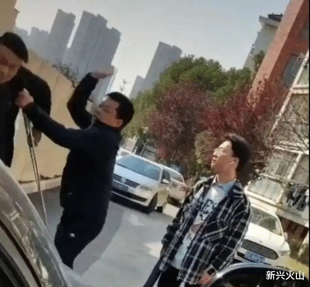 宝马男三记耳光打穿着拐棍男子耳膜,当事人:不会私了,惩治罪恶