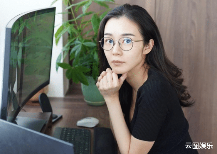 香港小姐|30岁港姐冠军转行当白领，忙到顶着素颜吃泡面，自嘲样子很憔悴