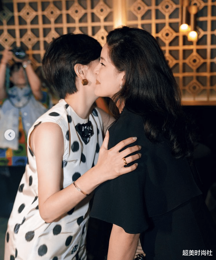 超美时尚社|百亿富婆冯永怡晒庆生照,一袭黑色长裙显低调,众星云集排场大