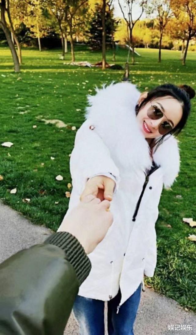 赵丽颖|赵丽颖跟闺蜜朋友圈自拍曝光，颖宝中分长发纯素颜，私下状态软萌