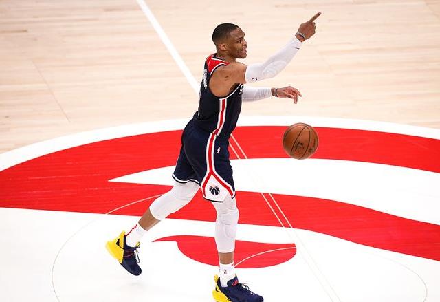 威斯布鲁克|懂事，贝尔斯坦让篮板给威少，助其加冕三双王，球迷评论太精彩