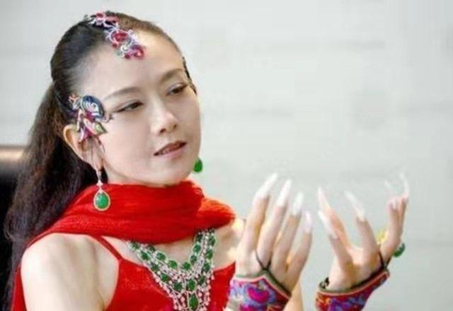 無名可取 杨丽萍一生风光无限,62岁的她却一直戴着帽子,这隐情有点大