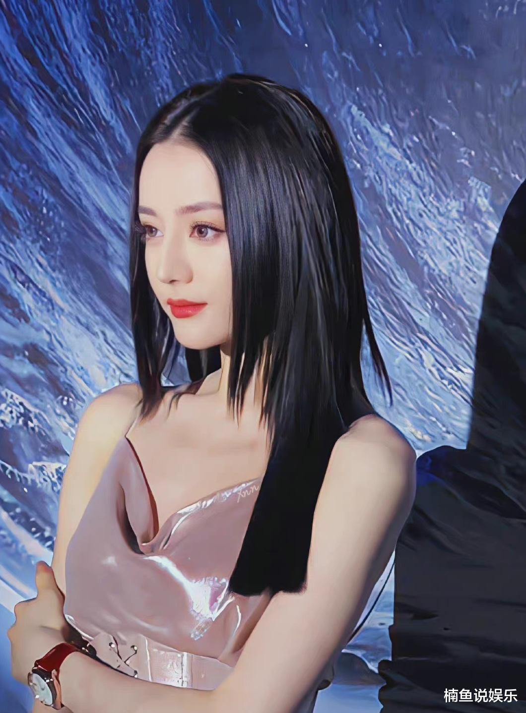 迪丽热巴|迪丽热巴不愧是人间芭比，穿香槟色长裙尽显身材，妥妥的AI女友