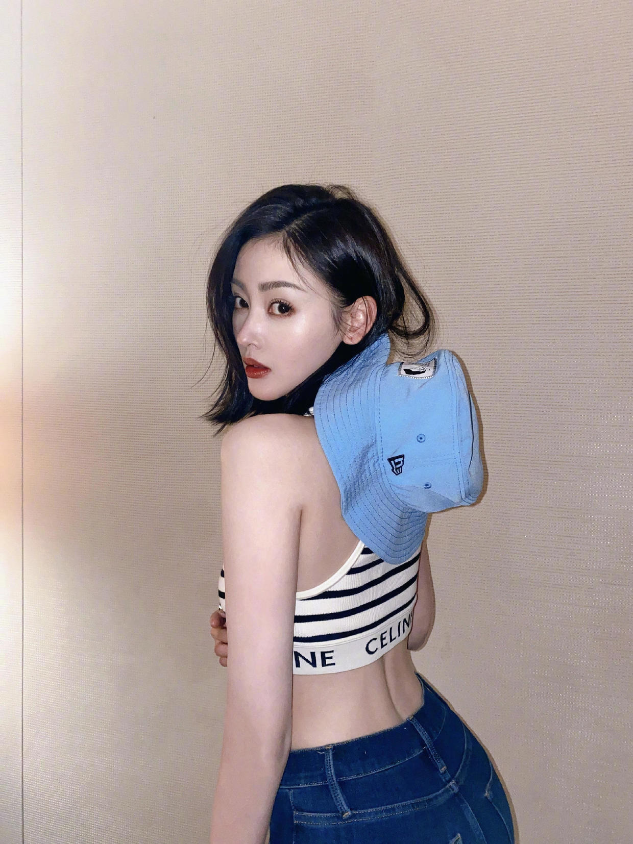 何有强|张天爱真洋气，大胆尝试“内衣外穿”秀身材，配高腰西裤洒脱帅气