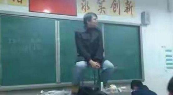 教师|学生偷拍老师囧照，角度精准，看完让人哭笑不得