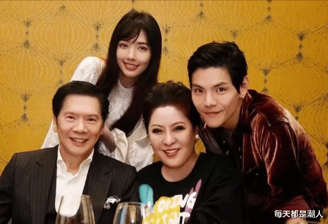 每天都是潮人|向华强60大寿,向佐带着已婚人妻黄婉佩到场,向太:人就该有自知之明