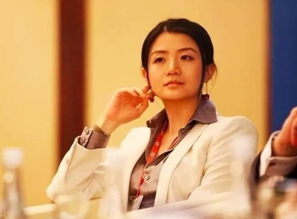 李颖|马云为她三顾茅庐后,她追随马云9年,如今身价百亿,却仍然单身