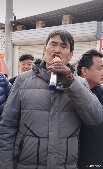 朱之文|又一草根网红爆火，大衣哥急到门口献唱博眼球，儿媳穿露脐装跳舞