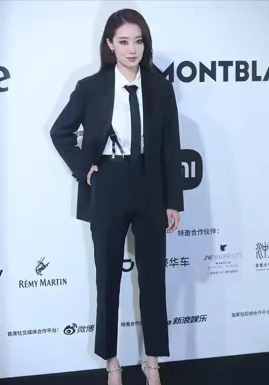 周冬雨|李冰冰压轴红毯孙俪变陪衬！杨幂挎刘诗诗超帅，周冬雨被宠成女儿太幸福