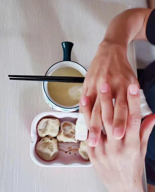 谢娜|谢娜晒女儿们亲手制作的生日贺卡给张杰庆生，小家伙各有各的想法，超用心