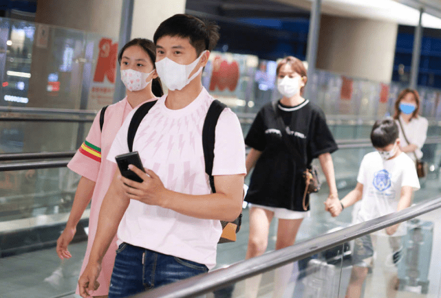 田雨橙|田亮一家在商场被偶遇，森碟个头高略微驼背，小亮仔爱吃糖豆